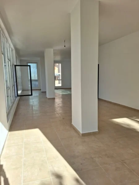 Tirane, jap me qera ambjent biznesi Kati 3, 209 m² 2.500 € (AMBIENT BIZNESI ME QIRA – Stacioni i Trenit, Rrugë Kryesore)