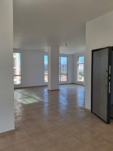 Tirane, jap me qera ambjent biznesi Kati 3, 209 m² 2.500 € (AMBIENT BIZNESI ME QIRA – Stacioni i Trenit, Rrugë Kryesore)