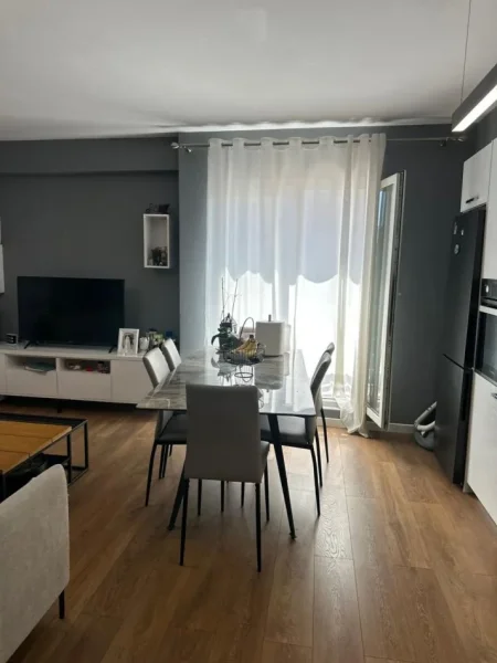 Tirane, jepet me qera apartament 2+1+Ballkon Kati 7, 90 m² 800 € (Rruga Jordan Misja)