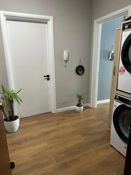 Tirane, jepet me qera apartament 2+1+Ballkon Kati 7, 90 m² 800 € (Rruga Jordan Misja)