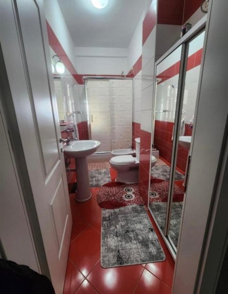 Tirane, jepet me qera apartament 2+1+Ballkon Kati 4, 105 m² 450 € 