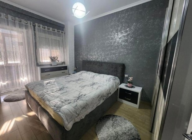 Tirane, jepet me qera apartament 2+1+Ballkon Kati 4, 105 m² 450 € 