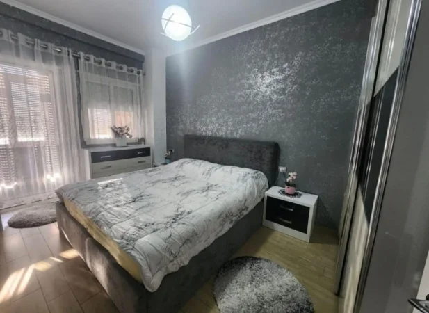 Tirane, jepet me qera apartament 2+1+Ballkon Kati 4, 105 m² 450 € 