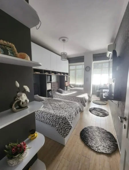 Tirane, jepet me qera apartament 2+1+Ballkon Kati 4, 105 m² 450 € 