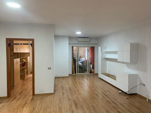 Tirane, jepet me qera apartament 2+1 Kati 3, 85 m² 600 € (Yzberisht.)