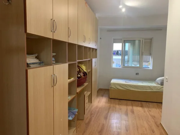 Tirane, jepet me qera apartament 2+1 Kati 3, 85 m² 600 € (Yzberisht.)