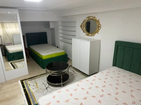Tirane, jepet me qera apartament duplex Dublex Kati 1, 530 € (Tribeca Bar ne Bllok)