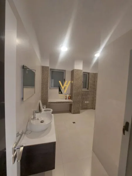 Tirane, jepet me qera ambjent biznesi Kati 0, 1.000 m² 4.000 € (VAQARR)