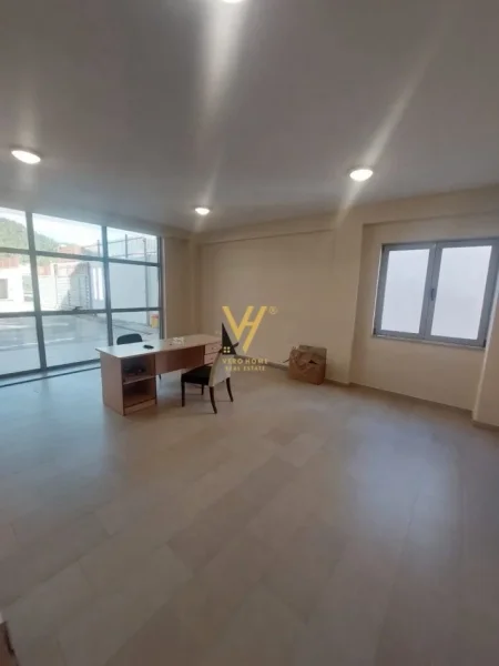 Tirane, jepet me qera ambjent biznesi Kati 0, 1.000 m² 4.000 € (VAQARR)