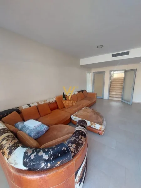 Tirane, jepet me qera ambjent biznesi Kati 0, 1.000 m² 4.000 € (VAQARR)