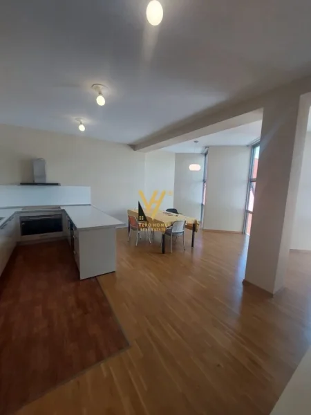 Tirane, jepet me qera ambjent biznesi Kati 0, 1.000 m² 4.000 € (VAQARR)