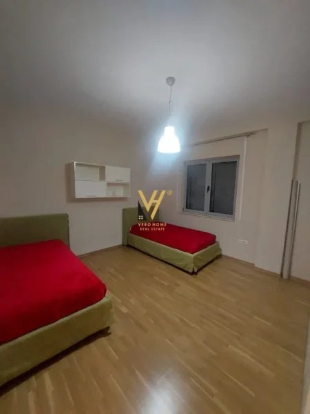 Tirane, jepet me qera ambjent biznesi Kati 0, 1.000 m² 4.000 € (VAQARR)