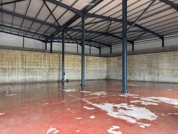 Tirane, jepet me qera magazine Kati 0, 1.200 m² 4.000 € (azem galica)