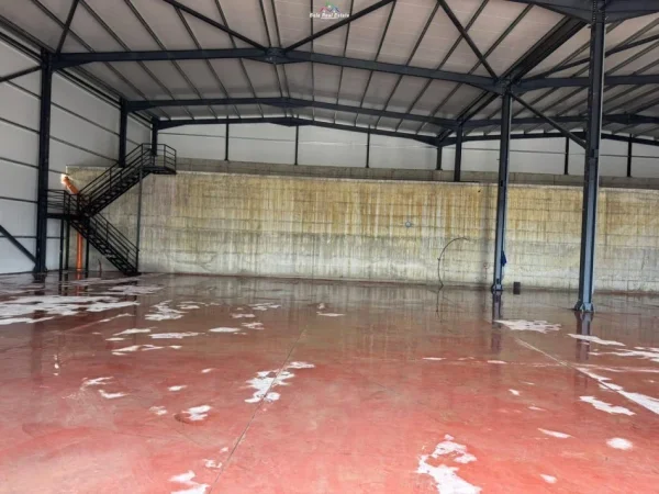 Tirane, jepet me qera magazine Kati 0, 1.200 m² 4.000 € (azem galica)