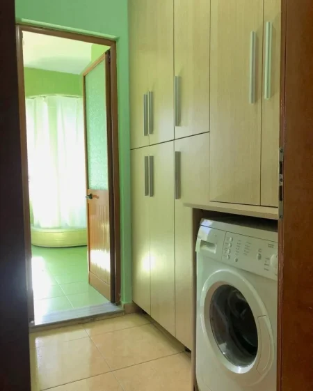Tirane, jepet me qera apartament 2+1+Ballkon Kati 3, 105 m² 370 € (Rruga Jordan Misja)