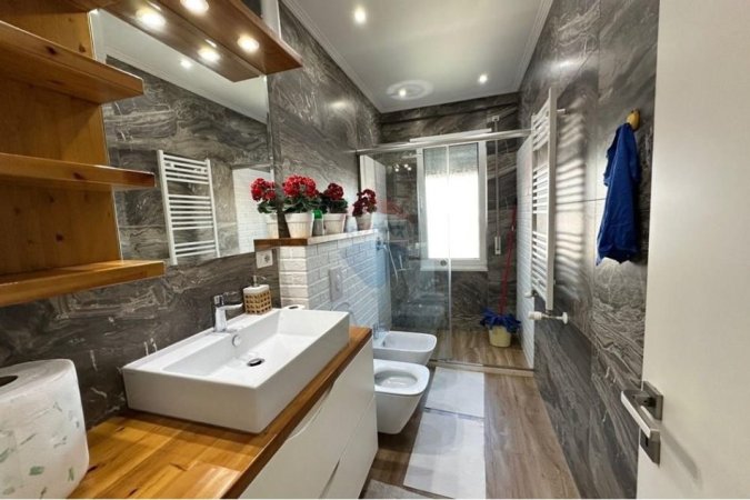 Tirane, jepet me qera apartament 2+1+Ballkon , 130 m² 900 € (Unaze e Re, Kompleksi Sima Com)