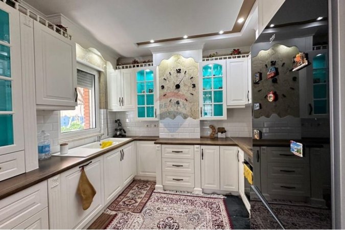 Tirane, jepet me qera apartament 2+1+Ballkon , 130 m² 900 € (Unaze e Re, Kompleksi Sima Com)