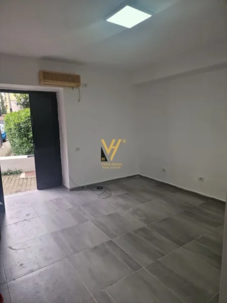 Tirane, jepet me qera ambjent biznesi Kati 0, 30 m² 450 € (QENDER)