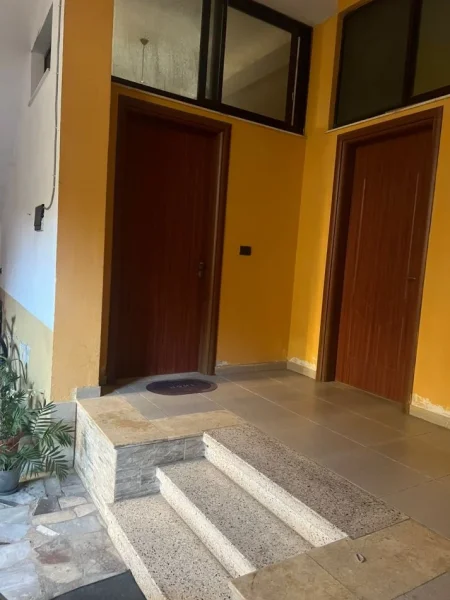 Tirane, jap me qera shtepi 1+1 Kati 0, 45 m² 350 € (Rruga Musa Agolli)