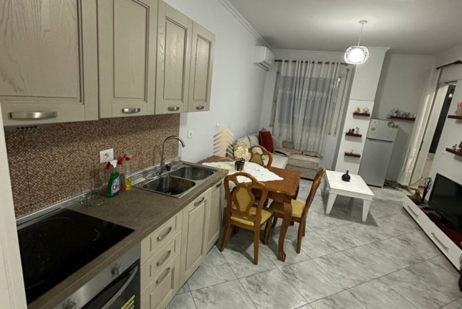 Tirane, jepet me qera apartament 2+1+Ballkon Kati 1, 78 m² 500 € (Rruga Teodor Keko)