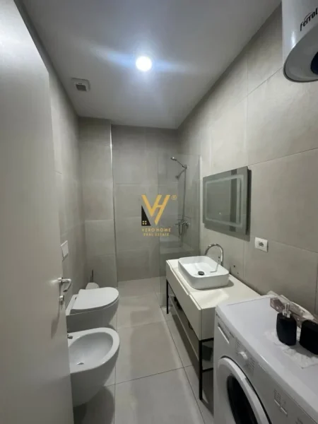 Tirane, jepet me qera apartament 1+1+Ballkon Kati 14, 87 m² 1.100 € (GARDEN BUILDING, RRUGA E KAVAJES)