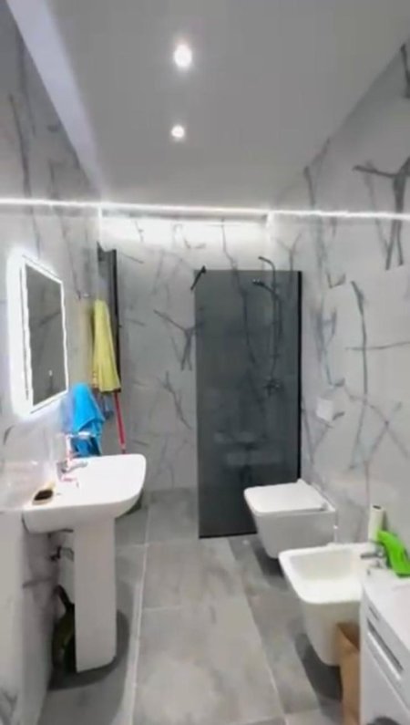 Tirane, jepet me qera apartament 2+1+Ballkon Kati 4, 125 m² 850 € (Fusha Aviacionit)