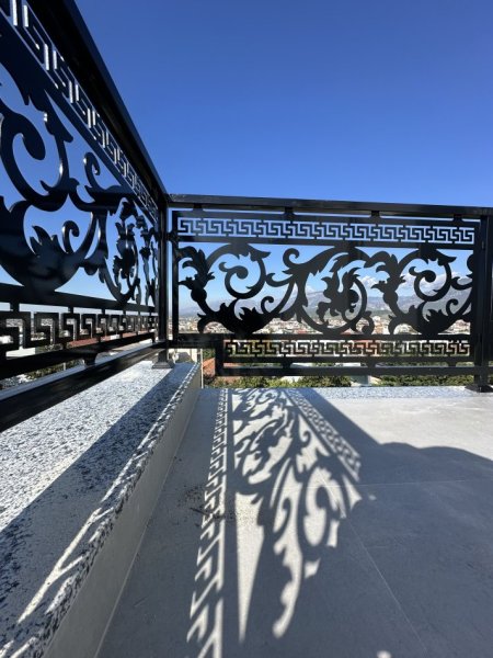 Tirane, oferte Kangjellë hekuri me prerje lazer – elegancë dhe qëndrueshmëri