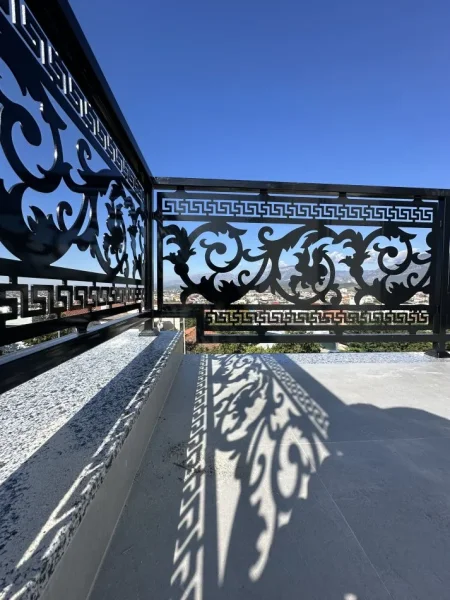 Tirane, oferte Kangjellë hekuri me prerje lazer – elegancë dhe qëndrueshmëri