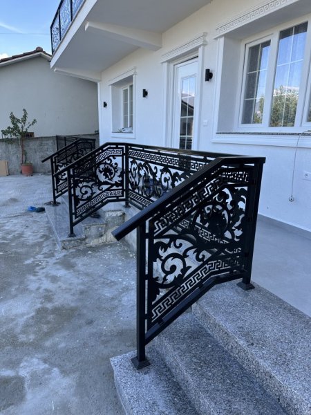 Tirane, oferte Kangjellë hekuri me prerje lazer – elegancë dhe qëndrueshmëri