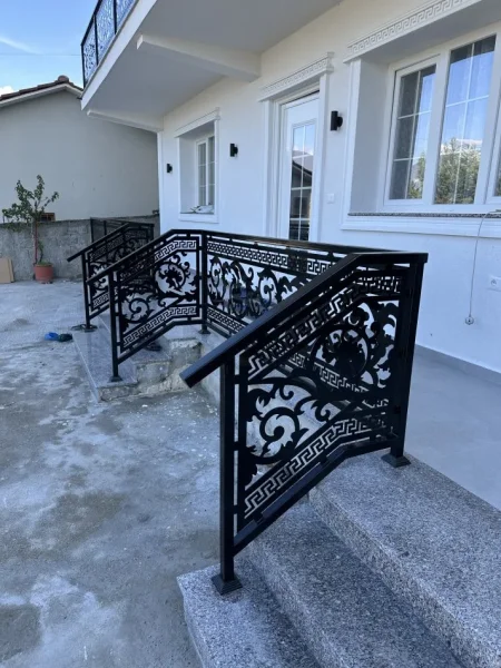 Tirane, oferte Kangjellë hekuri me prerje lazer – elegancë dhe qëndrueshmëri