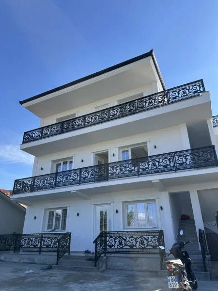 Tirane, oferte Kangjellë hekuri me prerje lazer – elegancë dhe qëndrueshmëri