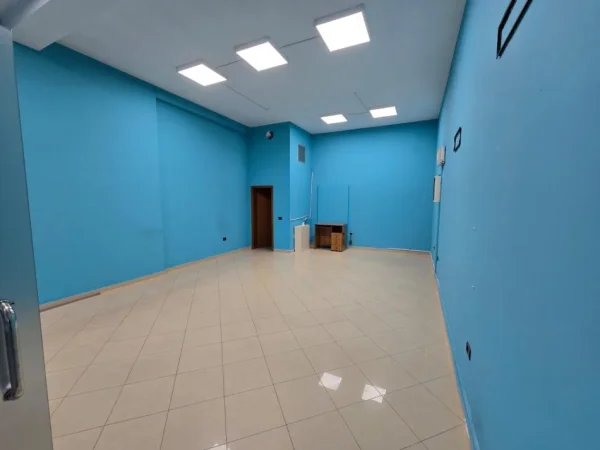 Tirane, jepet me qera dyqan Kati 0, 73 m² 600 € (Rruga e Kavajes)