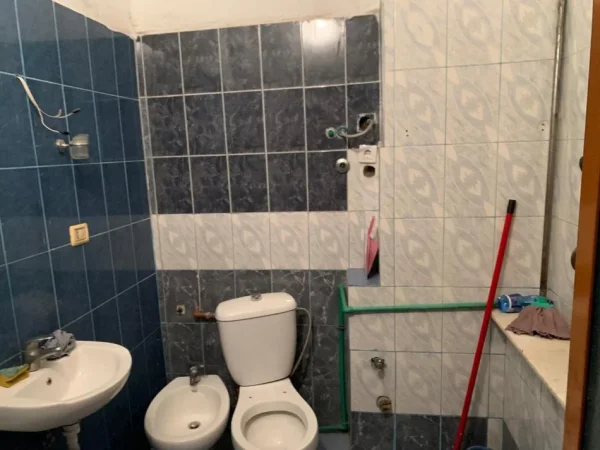 Tirane, jepet me qera zyre Kati 1, 150 m² 1.500 € (jordan misja)