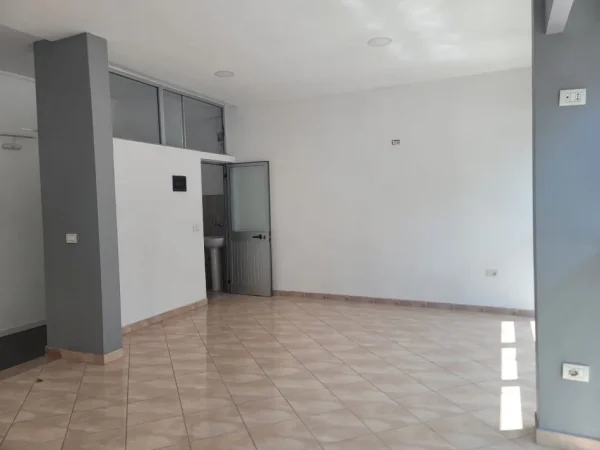 Tirane, jepet me qera zyre Kati 1, 220 m² 1.500 € (LAPRAKE)