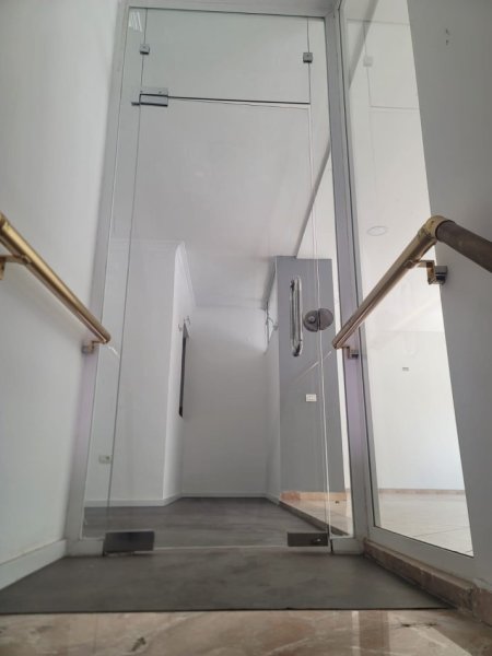 Tirane, jepet me qera zyre Kati 1, 220 m² 1.500 € (LAPRAKE)