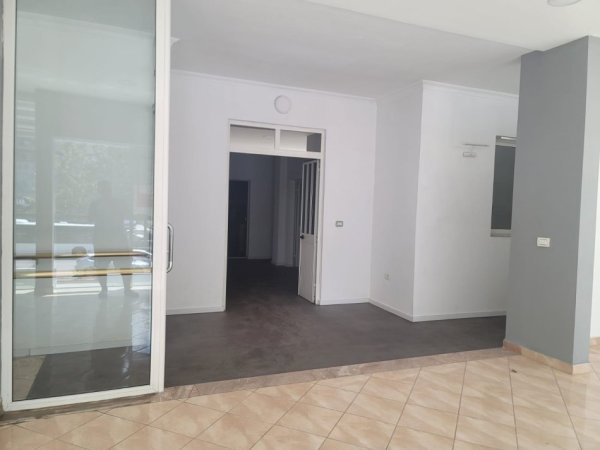 Tirane, jepet me qera zyre Kati 1, 220 m² 1.500 € (LAPRAKE)