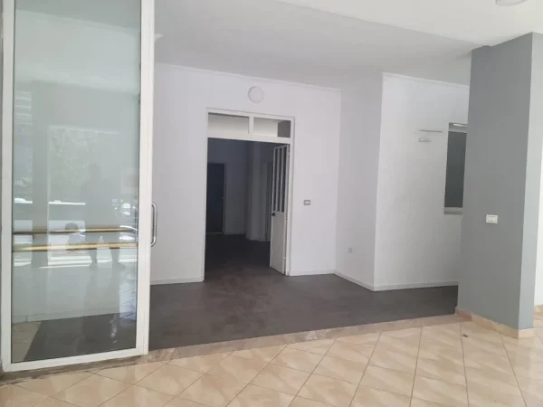 Tirane, jepet me qera zyre Kati 1, 220 m² 1.500 € (LAPRAKE)