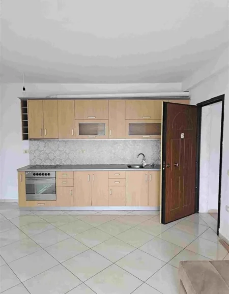 Tirane, shitet apartament 1+1 Kati 8,
