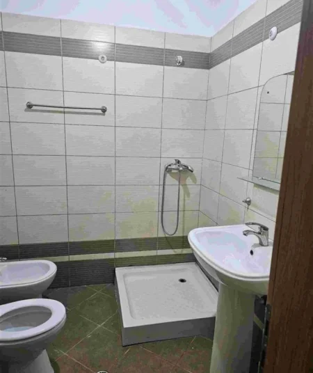 Tirane, shitet apartament 1+1 Kati 8,