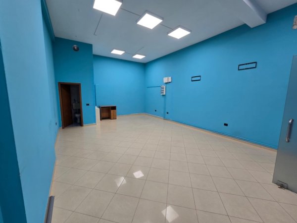 Tirane, jepet me qera ambjent biznesi , 53 m² 600 € (Delijorgji)