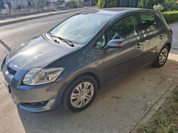 Tirane, shitet makine Auris Nafte, manuale Kondicioner 400.000 km 3.300 €