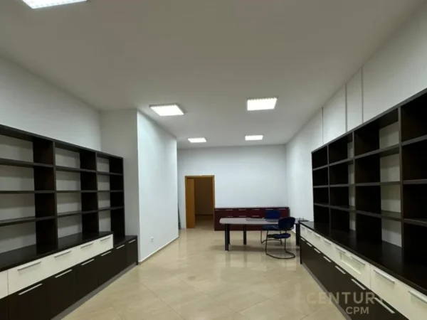 Tirane, jepet me qera ambjent biznesi Kati 0, 108 m² 850 € (Linkoln Center)