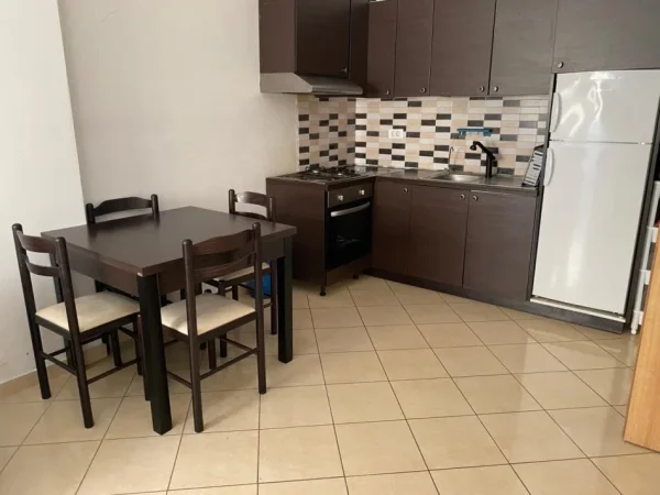 Tirane, jepet me qera apartament 2+1 , 85 m² 400 €