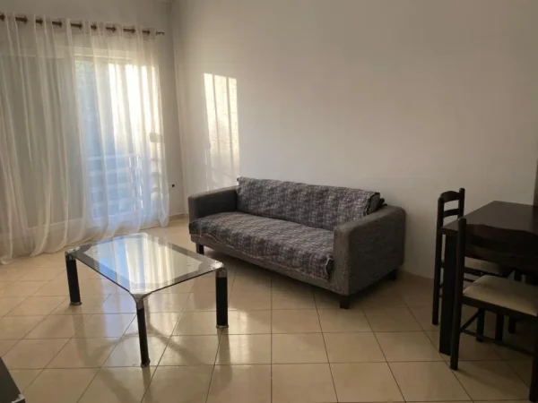 Tirane, jepet me qera apartament 2+1 , 85 m² 400 €