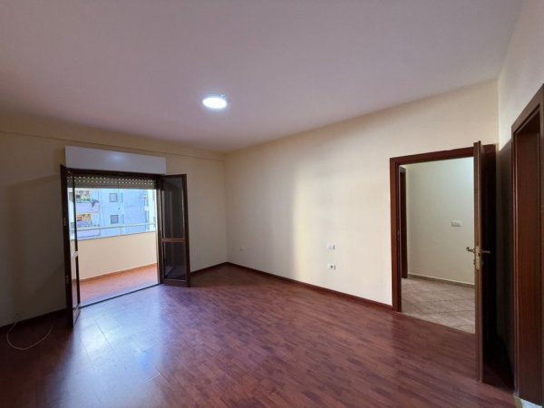 Tirane, jepet me qera zyre Kati 3, 109 m² 750 € (KOMUNA E PARISIT TEK LULISHTJA)