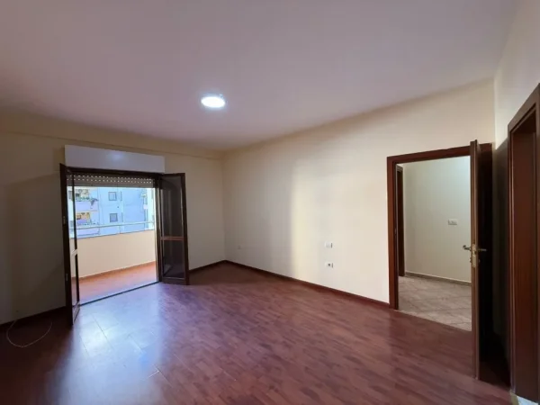 Tirane, jepet me qera zyre Kati 3, 109 m² 750 € (KOMUNA E PARISIT TEK LULISHTJA)