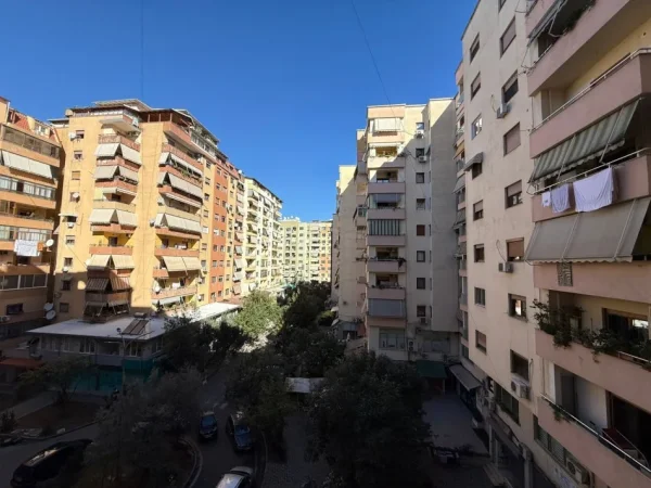 Tirane, jepet me qera zyre Kati 3, 109 m² 750 € (KOMUNA E PARISIT TEK LULISHTJA)