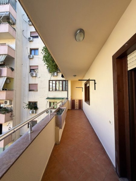 Tirane, jepet me qera zyre Kati 3, 109 m² 750 € (KOMUNA E PARISIT TEK LULISHTJA)
