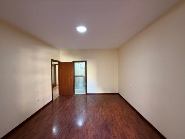 Tirane, jepet me qera zyre Kati 3, 109 m² 750 € (KOMUNA E PARISIT TEK LULISHTJA)