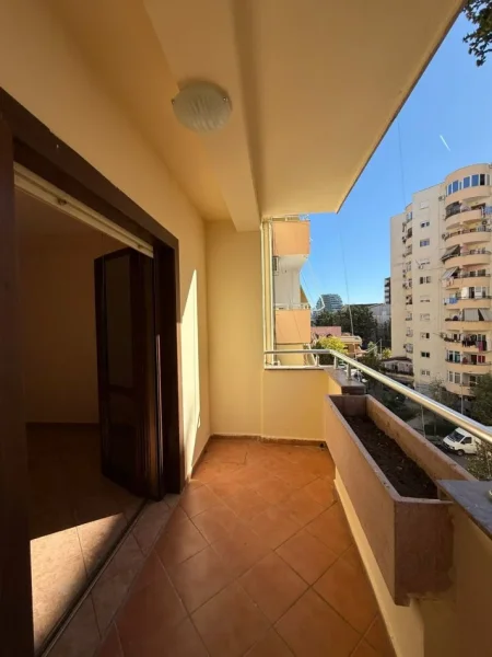 Tirane, jepet me qera zyre Kati 3, 109 m² 750 € (KOMUNA E PARISIT TEK LULISHTJA)